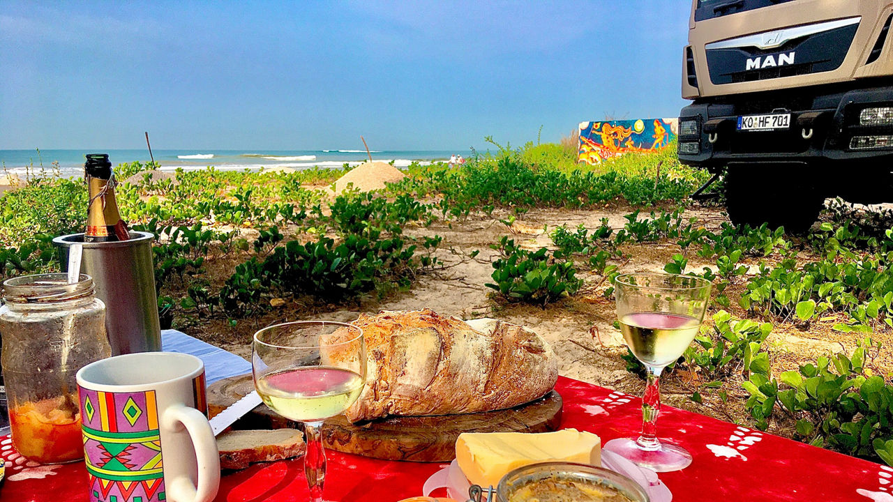 Picknick direkt am Strand und nebenan immer der MAN TGM 13.290